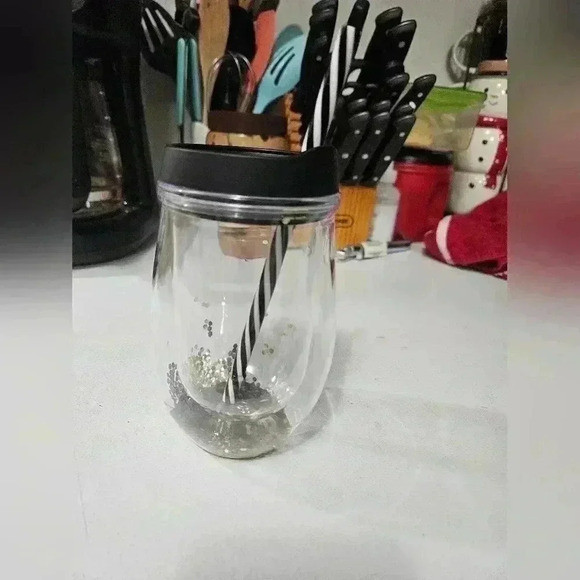 ❤️Free with bundle❤️Plastic cup with straw - Picture 1 of 3
